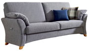 Graues 2-Sitzer-Sofa mit Stoffbezug, gepolsterten Armlehnen, Holzfüßen und zwei Zierkissen (blau und kariert), schräg von vorne links fotografiert