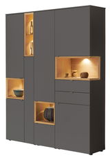 Moderne Vitrine in dunklem Grau mit mehreren Fächern und integrierter Beleuchtung, seitliche Perspektive