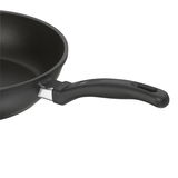 Schwarze Schmorpfanne mit ergonomischem Griff, seitliche Perspektive