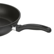 Schwarze Schmorpfanne mit ergonomischem Griff, seitliche Perspektive