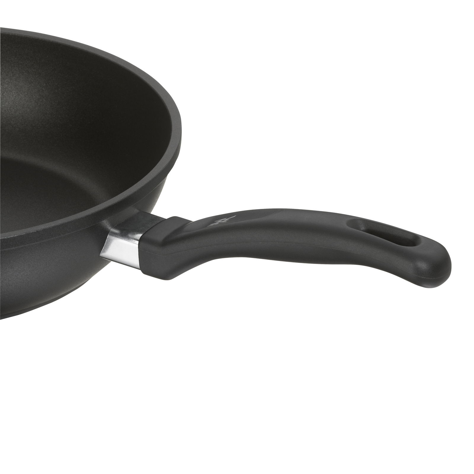 Schwarze Schmorpfanne mit ergonomischem Griff, seitliche Perspektive