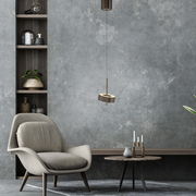 Moderne Pendelleuchte Q-ROTATE in einem stilvollen Wohnzimmer, seitliche Perspektive.