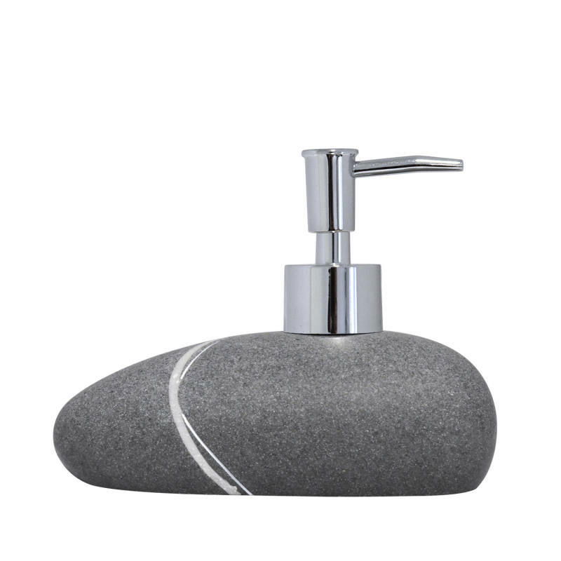 Sadena Seifenspender LITTLE ROCK Grauer Seifenspender Little Rock mit natürlicher Steinoptik und silbernem Pumpmechanismus, seitliche Perspektive