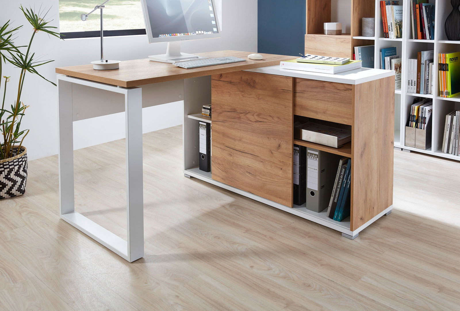 Moderner Schreibtisch mit Holz- und Weißakzenten, seitliche Perspektive, mit integriertem Stauraum und dekorativen Elementen.