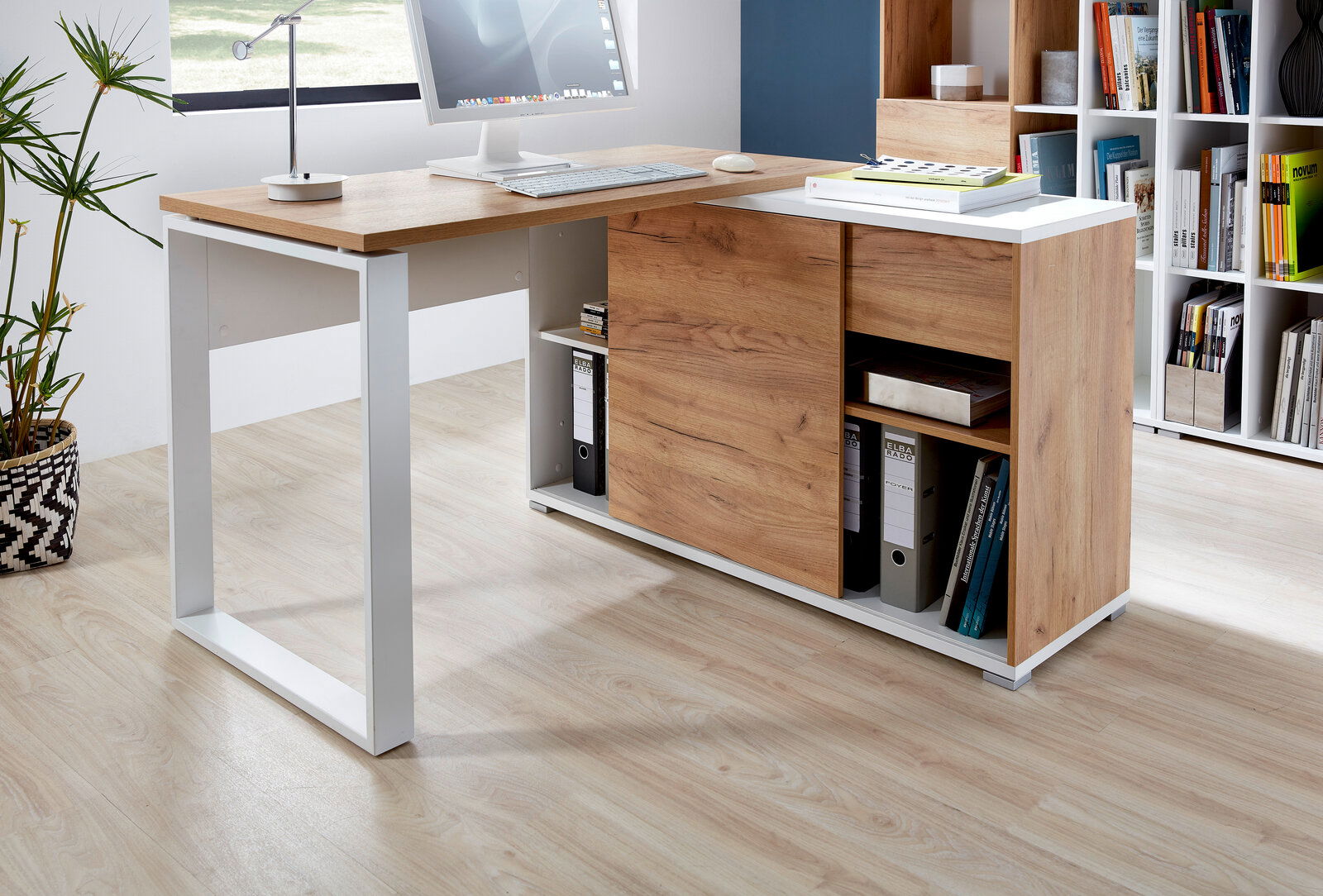 Moderner Schreibtisch mit Holz- und Weißakzenten, seitliche Perspektive, mit integriertem Stauraum und dekorativen Elementen.