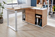 Moderner Schreibtisch mit Holz- und Weißakzenten, seitliche Perspektive, mit integriertem Stauraum und dekorativen Elementen.