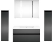 Moderne Badkombination mit Spiegel, Waschbecken und zwei hohen Schränken in Frontalansicht