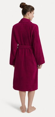 Rückansicht eines weinroten Bademantels mit Schalkragen, getragen von einer Person. Der Bademantel hat lange Ärmel und einen Gürtel.