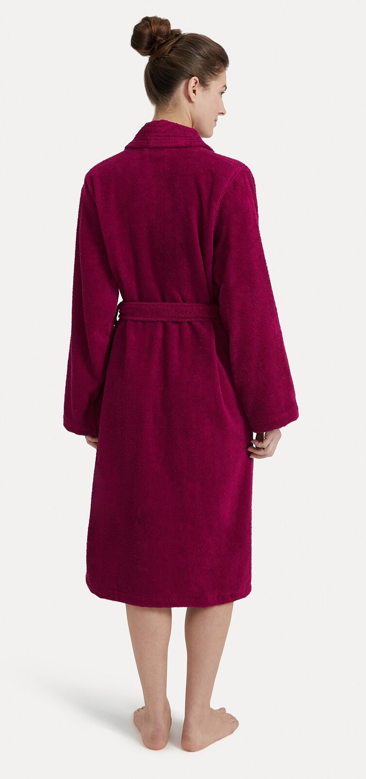 Rückansicht eines weinroten Bademantels mit Schalkragen, getragen von einer Person. Der Bademantel hat lange Ärmel und einen Gürtel.