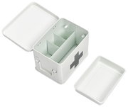 Medizinbox aus Metall mit abnehmbarem Deckel und Fächern, von oben betrachtet