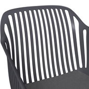 Nahaufnahme eines grauen Stapelsessels mit vertikalen Streben, Ansicht von oben.