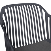 Nahaufnahme eines grauen Stapelsessels mit vertikalen Streben, Ansicht von oben.