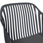 Nahaufnahme eines grauen Stapelsessels mit vertikalen Streben, Ansicht von oben.