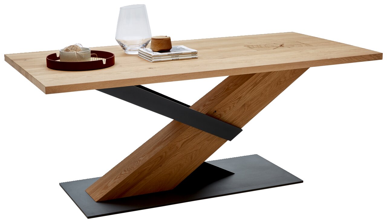 Moderner Esstisch mit schrägem Holzfuß und Metallakzent, seitliche Perspektive