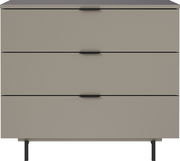 Kommode mit drei Schubladen in Frontansicht, modernes Design, beige Farbe mit schwarzen Griffen und Beinen