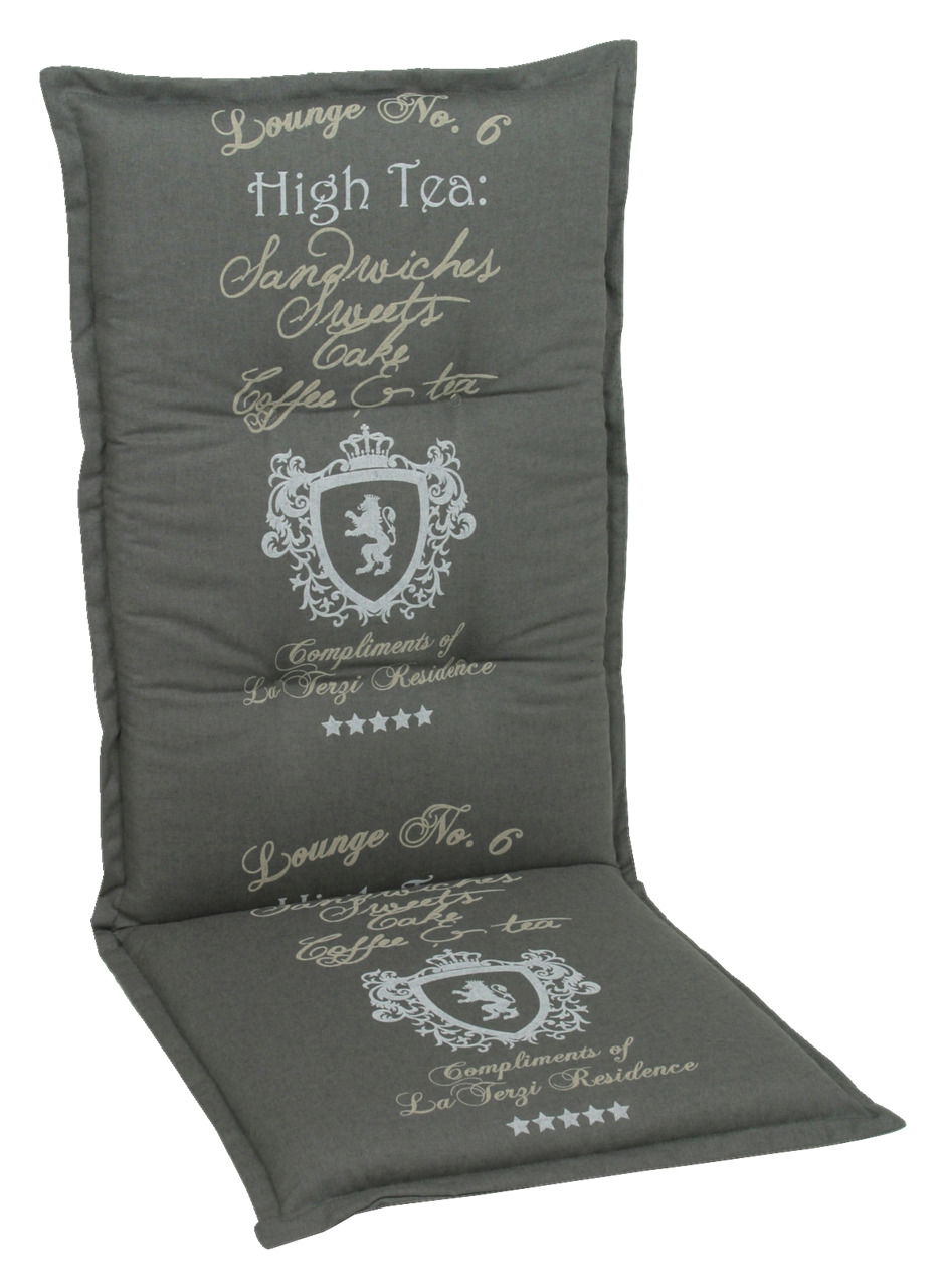 Graue Sesselauflage mit dekorativem Schriftzug und Wappen, seitliche Perspektive