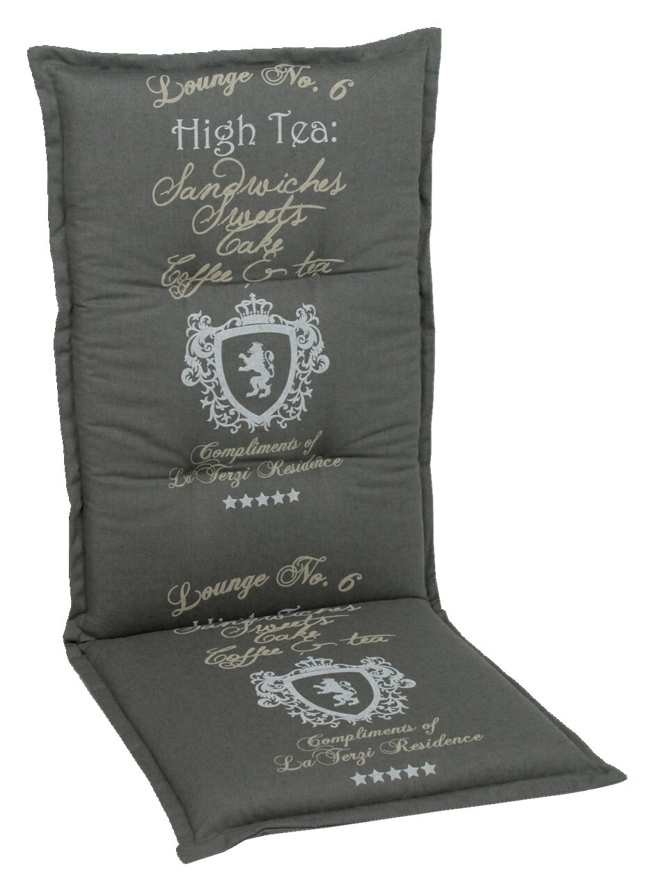 Graue Sesselauflage mit dekorativem Schriftzug und Wappen, seitliche Perspektive