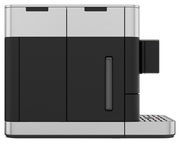 Seitenansicht eines modernen Kaffeevollautomaten in Schwarz und Silber mit klaren Linien und einem minimalistischen Design.