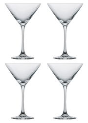 Vier elegante Martinigläser in klassischer Form, frontal präsentiert.