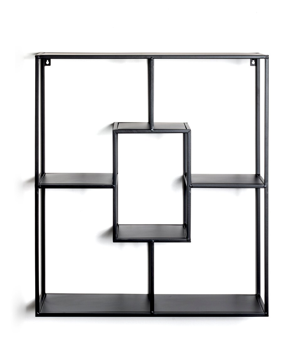 Schwarzes, minimalistisches Metall-Wandregal mit asymmetrischen Ablageflächen und offenem Rahmen, frontal von vorne fotografiert.