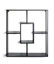 Schwarzes, minimalistisches Metall-Wandregal mit asymmetrischen Ablageflächen und offenem Rahmen, frontal von vorne fotografiert.