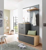 Kompaktgarderobe in modernem Design mit grauen und holzfarbenen Elementen, inklusive Spiegel, Ablage und Haken, seitliche Perspektive