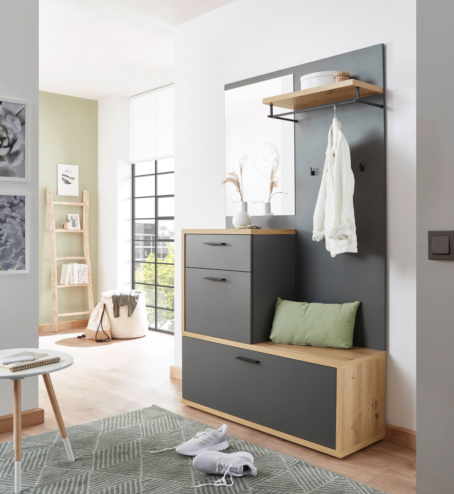 Kompaktgarderobe in modernem Design mit grauen und holzfarbenen Elementen, inklusive Spiegel, Ablage und Haken, seitliche Perspektive