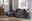Graues Ecksofa in einem modernen Wohnzimmer, seitliche Perspektive, mit dekorativen Kissen und Beistelltischen.