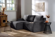 Graues Ecksofa in einem modernen Wohnzimmer, seitliche Perspektive, mit dekorativen Kissen und Beistelltischen.