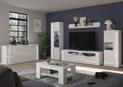 Moderne Wohnkombination in Weiß mit Hochglanzoberfläche, bestehend aus TV-Schrank, Vitrinen und Regal, in einem stilvoll eingerichteten Wohnzimmer mit Blick auf die Frontansicht.