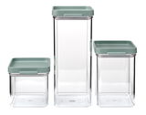 Dreiteiliges Vorratsdosen-Set mit transparenten Behältern und grünen Deckeln, frontal abgebildet.