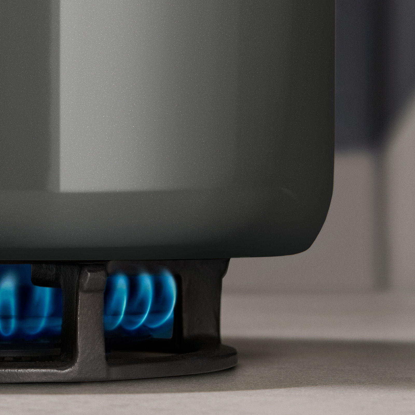 Nahaufnahme eines Topfes auf einem Gasherd mit blauer Flamme.