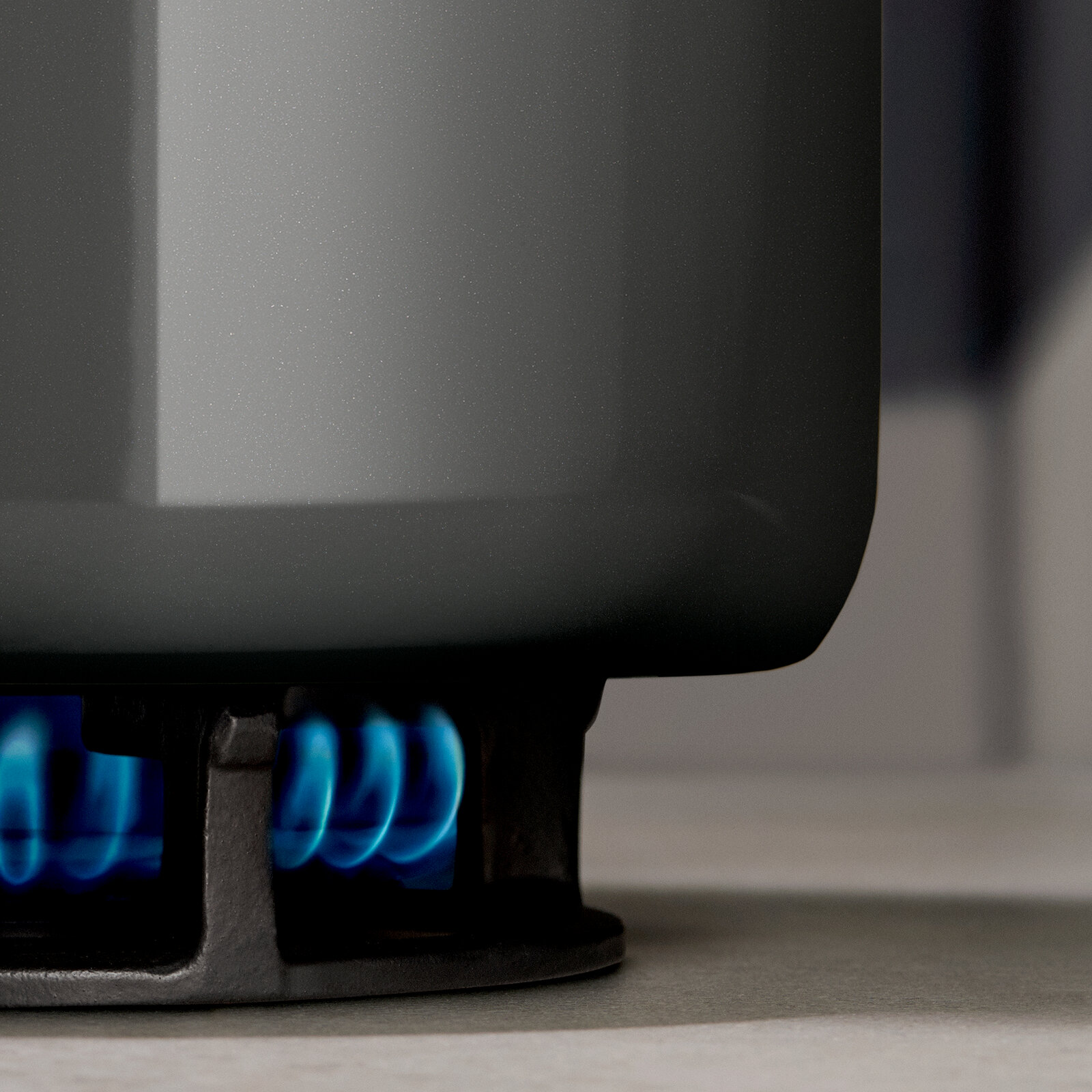 Nahaufnahme eines Topfes auf einem Gasherd mit blauer Flamme.