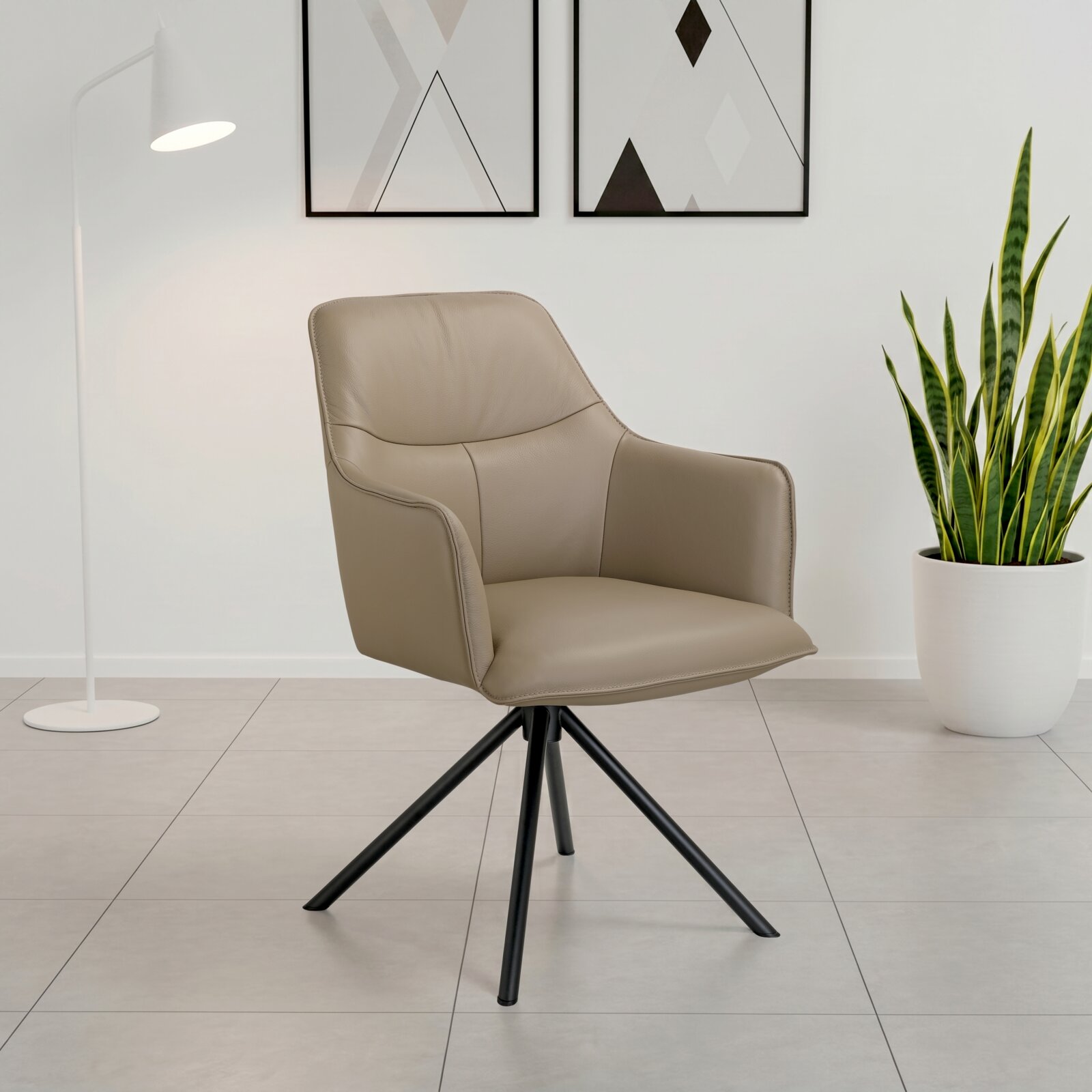 Beige gestoffeerde draaifauteuil met armleuningen en zwart metalen onderstel, vanuit schuin vooraanzicht in een modern interieur