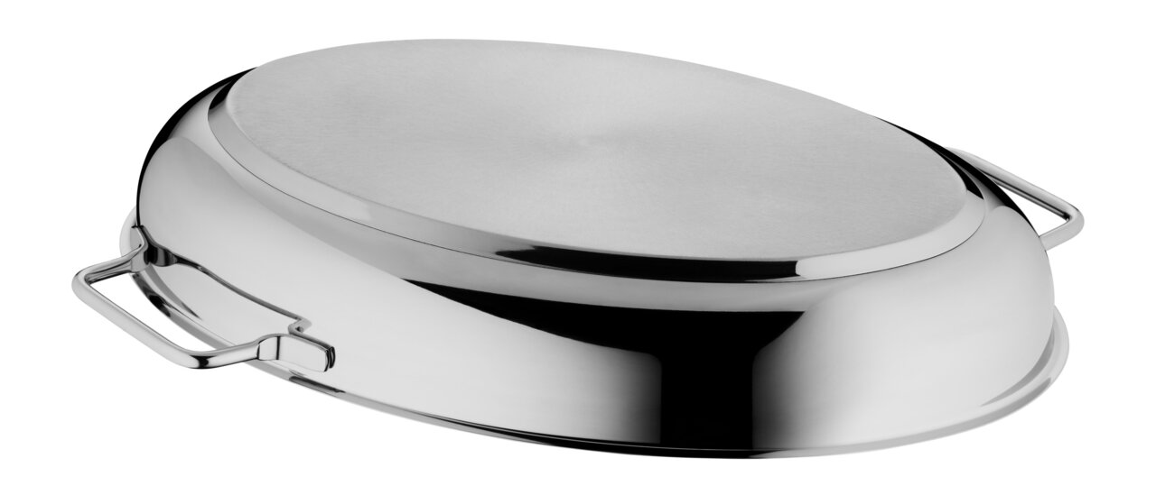 Extra braadpan met metalen deksel, gezien van onderaf, glanzend oppervlak, twee handgrepen.