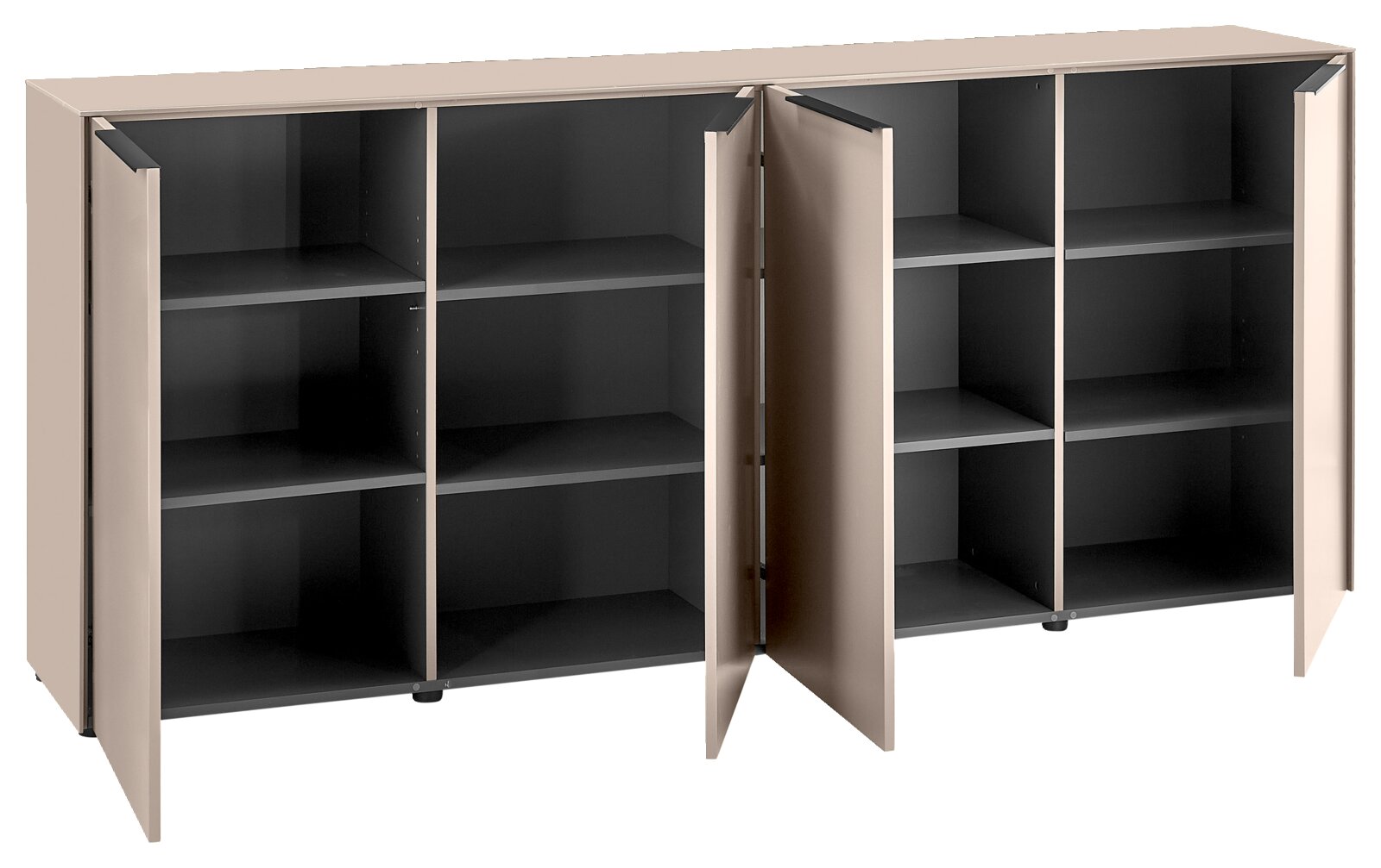 Beiges Sideboard mit geöffneten Türen und mehreren schwarzen Regalfächern, Frontansicht in leichter Schrägperspektive