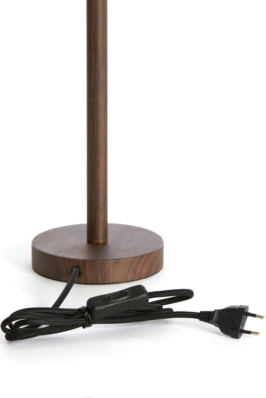 Nahaufnahme eines Lampenfußes aus Holz mit rundem Sockel und schwarzem Kabel mit Schalter und Stecker, seitliche Perspektive.