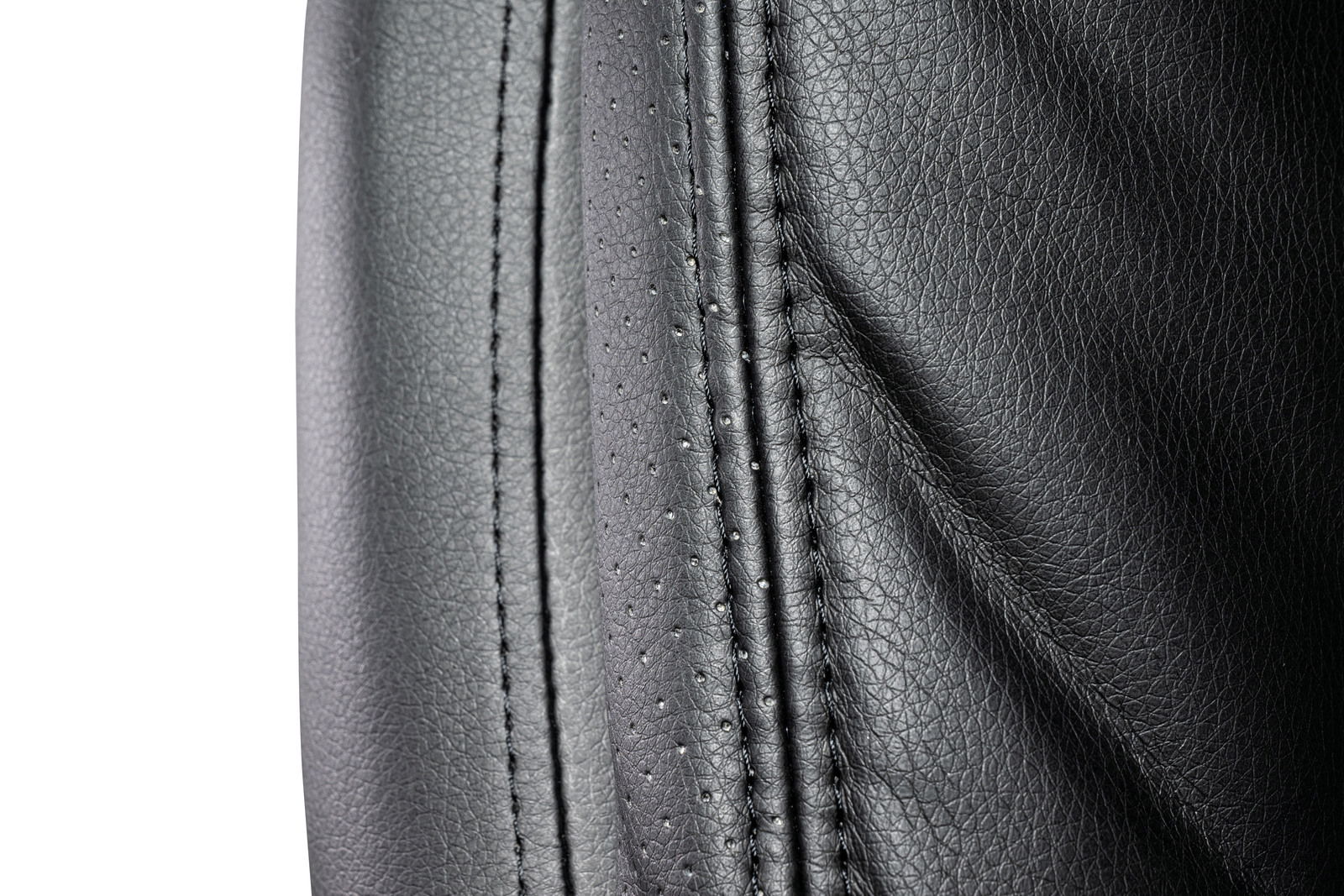 Nahaufnahme der schwarzen Lederpolsterung eines Chefsessels mit sichtbaren Nähten, seitliche Perspektive