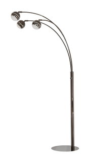 Moderne metalen boogvloerlamp met drie gebogen armen, ronde lampenkappen en platte voet, volledig afgebeeld vanuit schuin vooraanzicht.