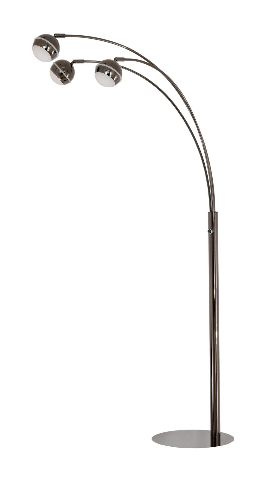 Moderne metalen boogvloerlamp met drie gebogen armen, ronde lampenkappen en platte voet, volledig afgebeeld vanuit schuin vooraanzicht.
