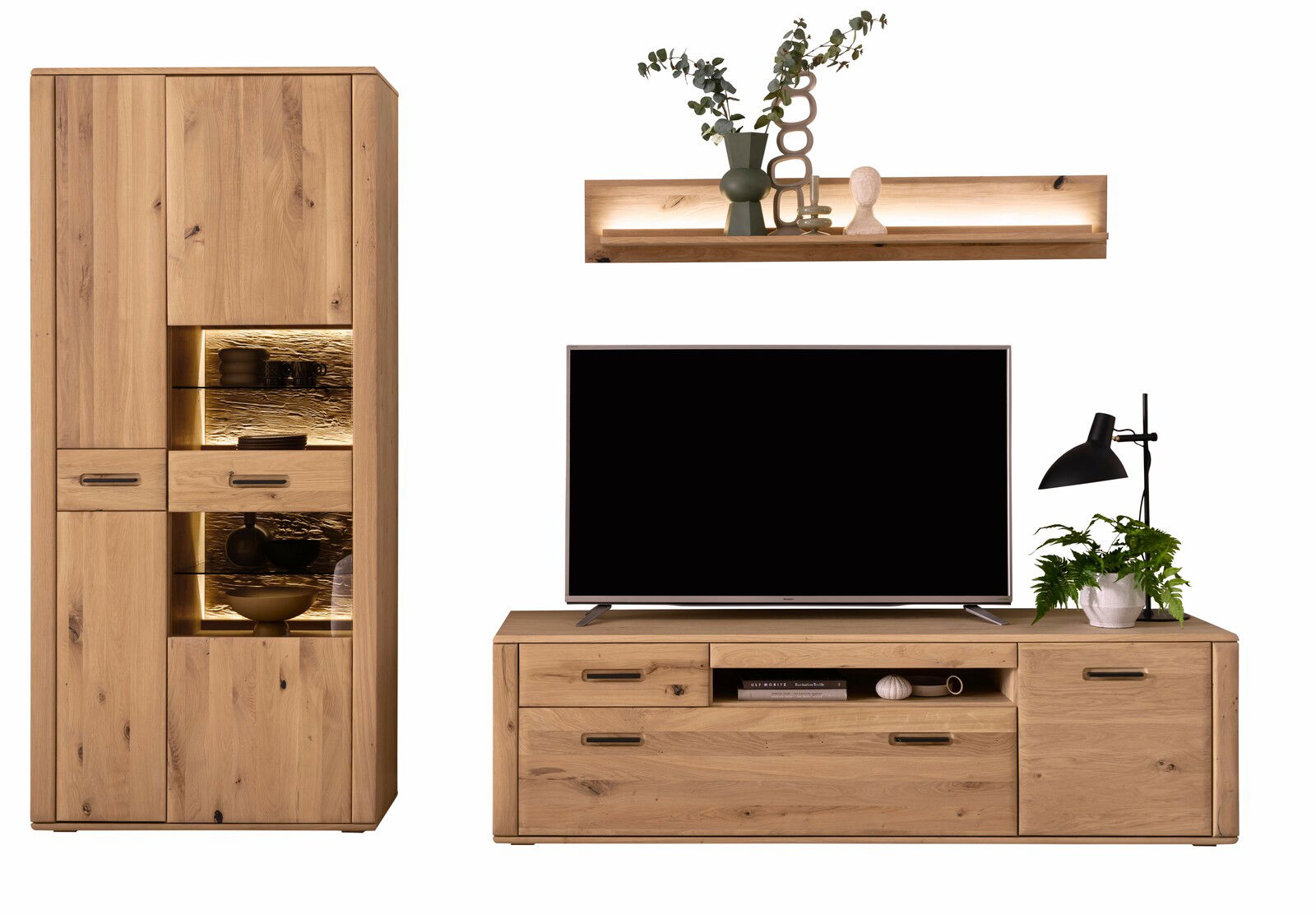 Frontale Ansicht einer modernen Wandkombination aus Holz mit einem hohen Schrank, einem TV-Board und einem Wandregal, dekoriert mit Pflanzen und Accessoires.