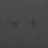 Nahaufnahme einer grauen Sesselauflage mit Knopfdetails in der Mitte.