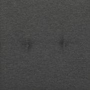 Nahaufnahme einer grauen Sesselauflage mit Knopfdetails in der Mitte.