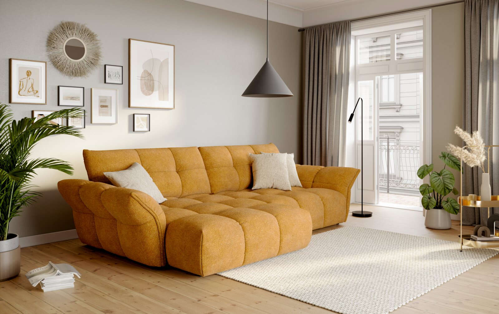 Welnova Longchair-combinatie TINO Mosterdgele, gecapitonneerde stoffen hoekbank met chaise longue in een lichte, moderne woonkamer met kussens, wanddecoratie en grote ramen; perspectief: schuin van voren links op bankhoogte
