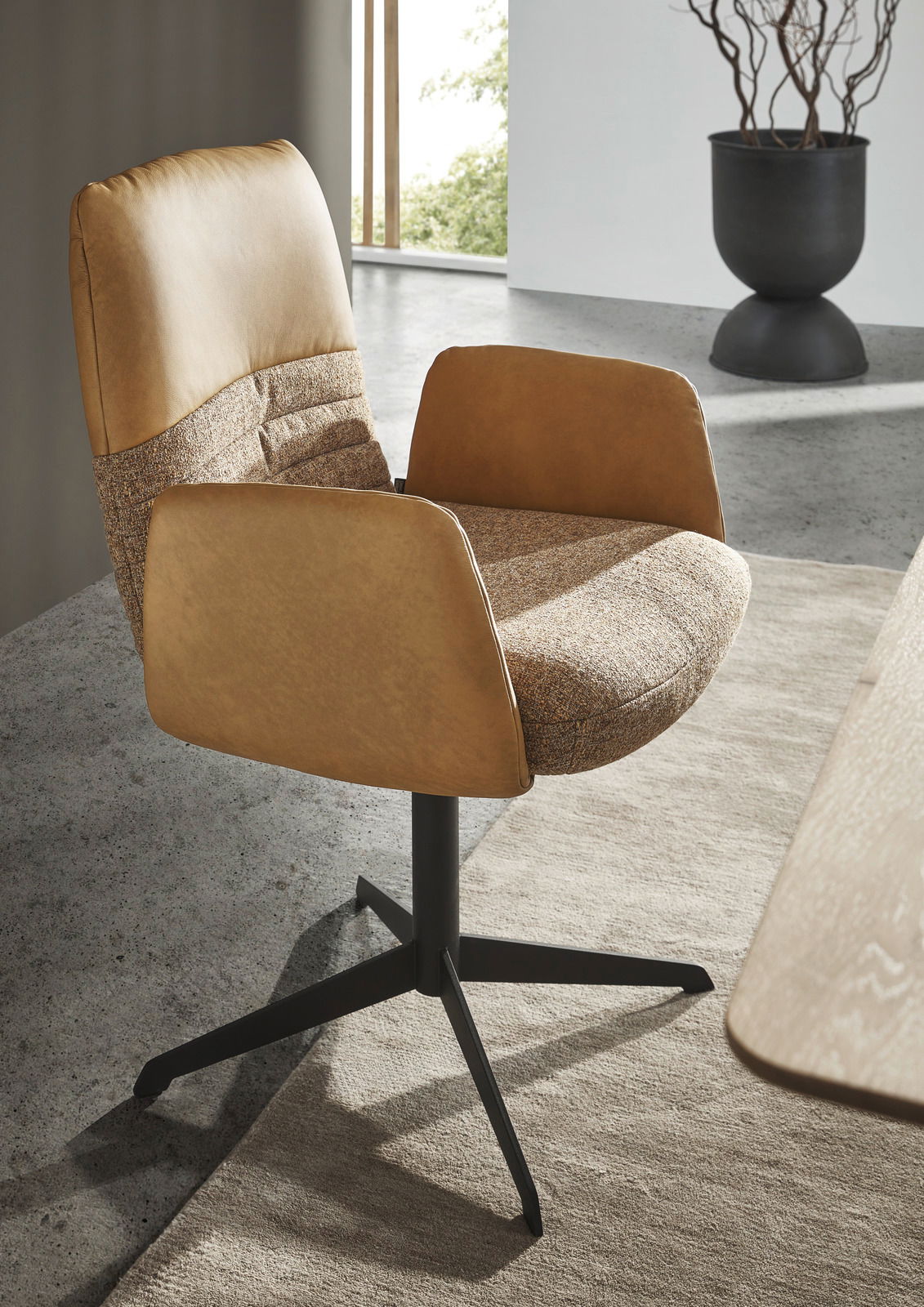 Dieter Knoll Armlehnstuhl MIGUEL Moderner Armlehnstuhl in Beige und Braun mit schwarzem Metallfuß, seitliche Perspektive