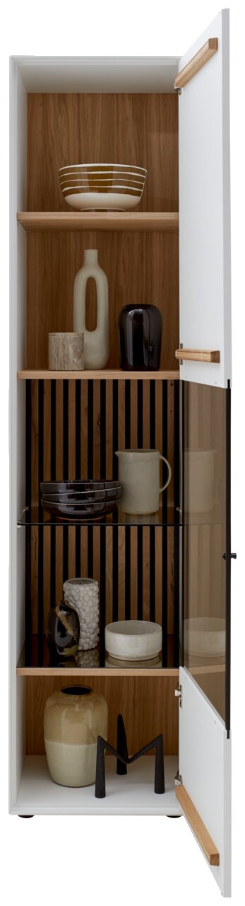 Vitrine mit geöffneter Glastür, zeigt dekorative Keramik und Vasen auf Holzregalen, Perspektive von vorne.