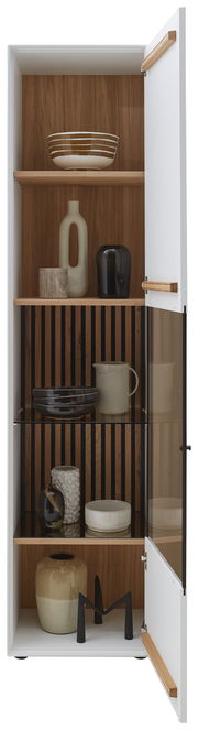 Vitrine mit geöffneter Glastür, zeigt dekorative Keramik und Vasen auf Holzregalen, Perspektive von vorne.