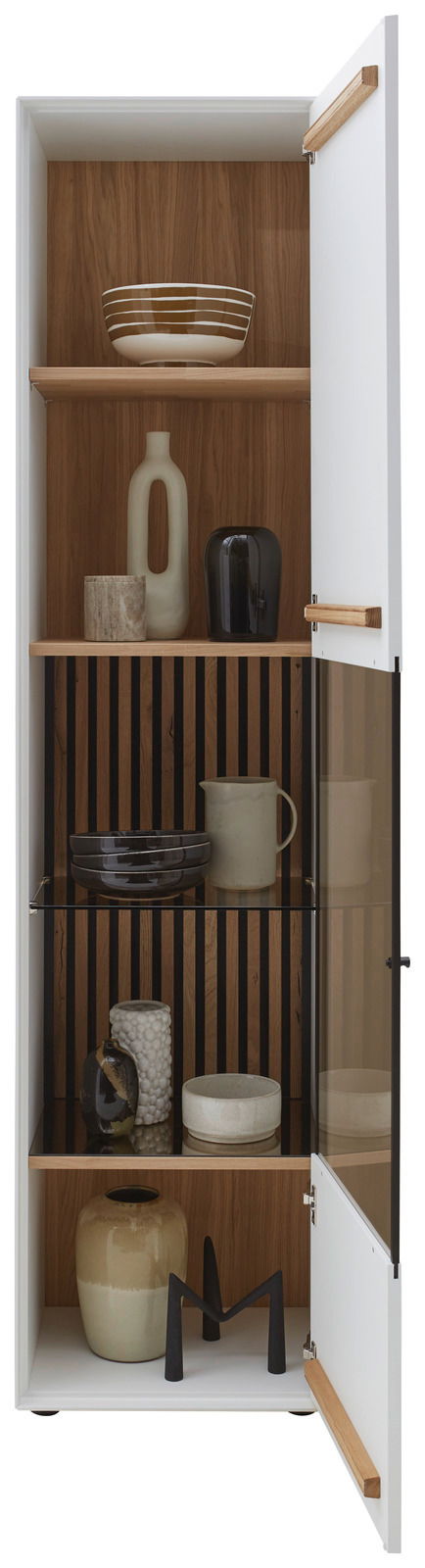 Vitrine mit geöffneter Glastür, zeigt dekorative Keramik und Vasen auf Holzregalen, Perspektive von vorne.