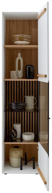 Vitrine met geopende glazen deur, met decoratief aardewerk en vazen op houten planken, gezien van voren.