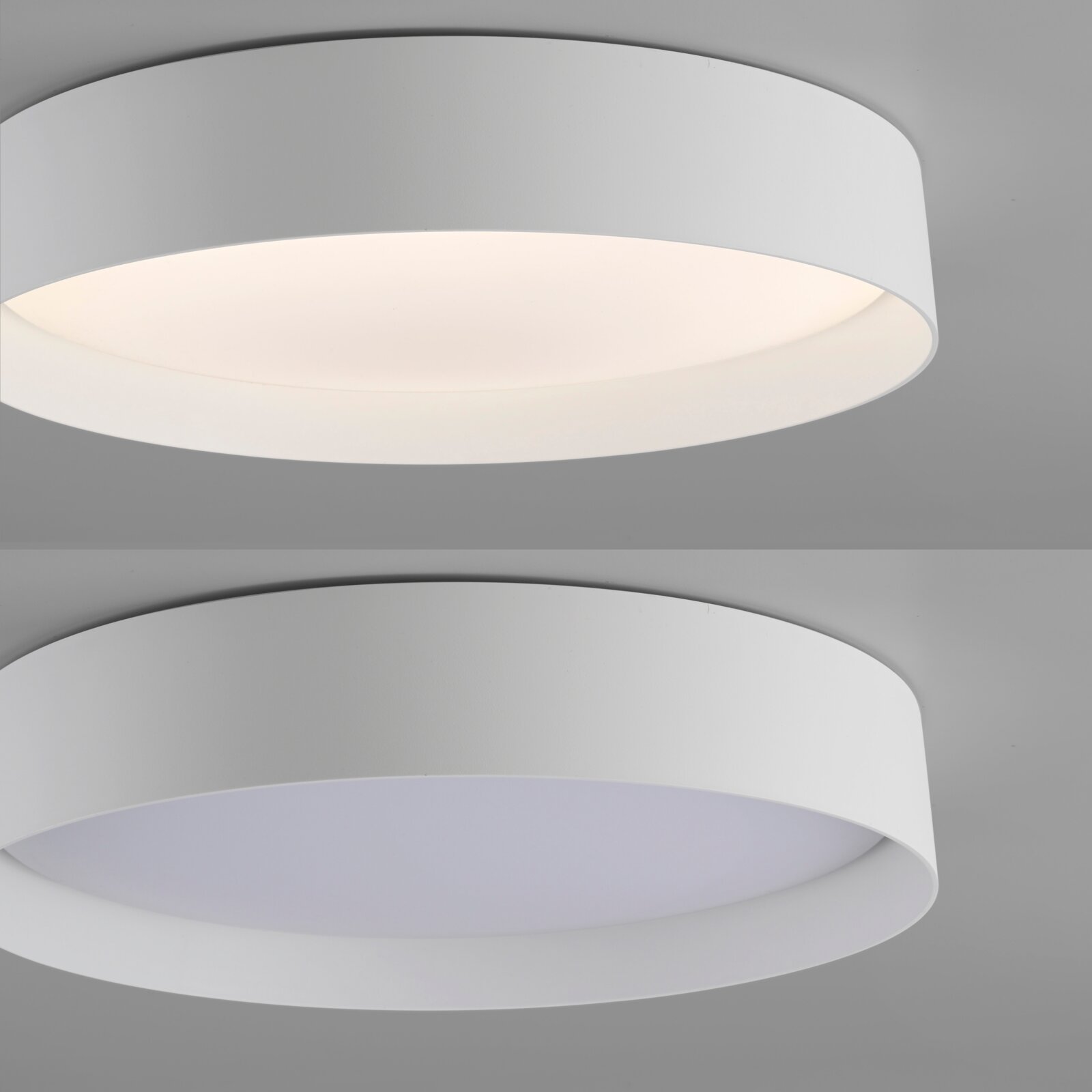 Runde, flache LED-Deckenleuchte in Weiß mit breitem Ring und opalem Diffusor, eingeschaltet mit warmweißem Licht; Perspektive: leicht von unten im schrägen Seitenwinkel.